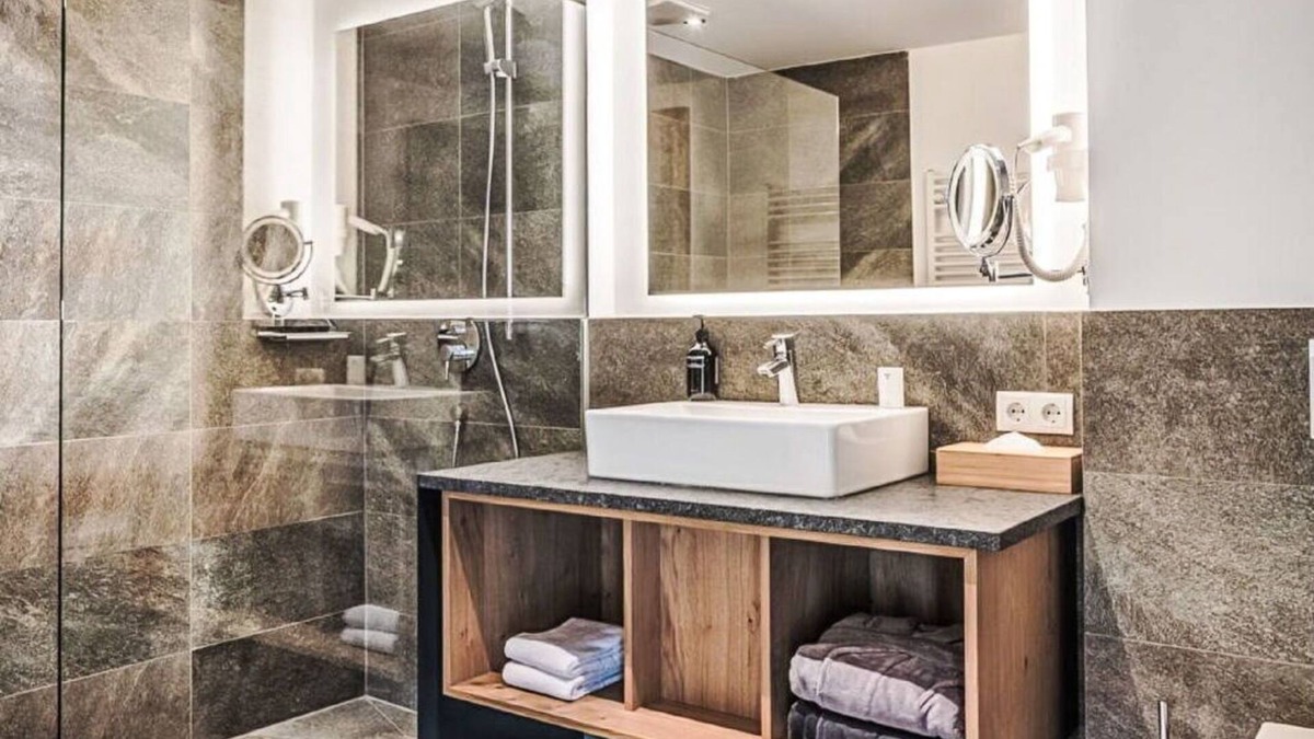 Warth Apartment | Cosy apartment for 8 guests with WIFI, pool, TV, terrace, pets allowed, panoramic view and parking