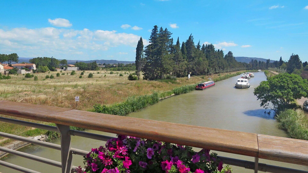 Azille Apartment | Cosy apartment for 8 people with WIFI, pool, TV, terrace, pets allowed and parking