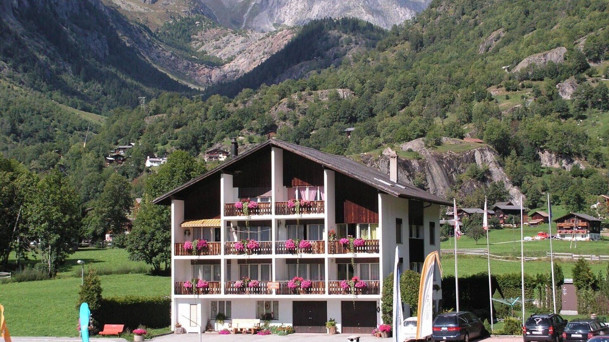 Reckingen Apartment | Cosy apartment for 4 guests with WIFI, TV, balcony and pets allowed