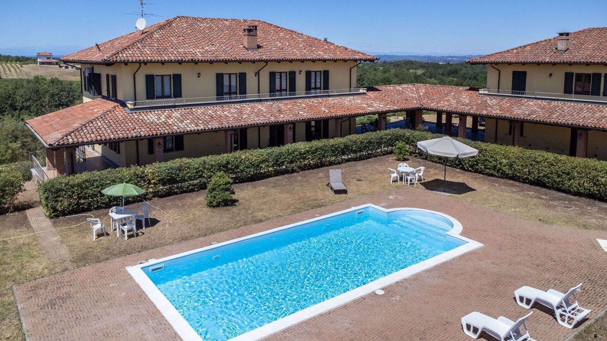 Mombaruzzo Apartment | Cosy apartment for 12 people with pool, WIFI, TV, balcony, pets allowed and parking