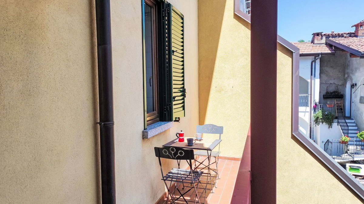 Rovellasca Apartment | Cosy apartment for 4 people with WIFI, TV, balcony and parking