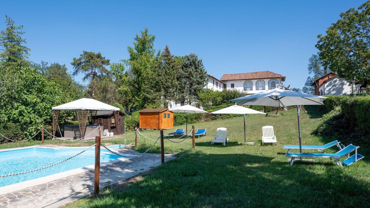 Azzano d'Asti Villa | Cosy apartment in villa for 6 people with WIFI, pool, A/C, terrace and pets allowed