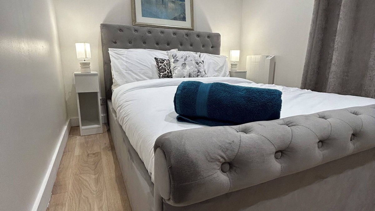 Horley Apartment | Cosy apartment in a unique village close to Gatwick Airport and trains to london