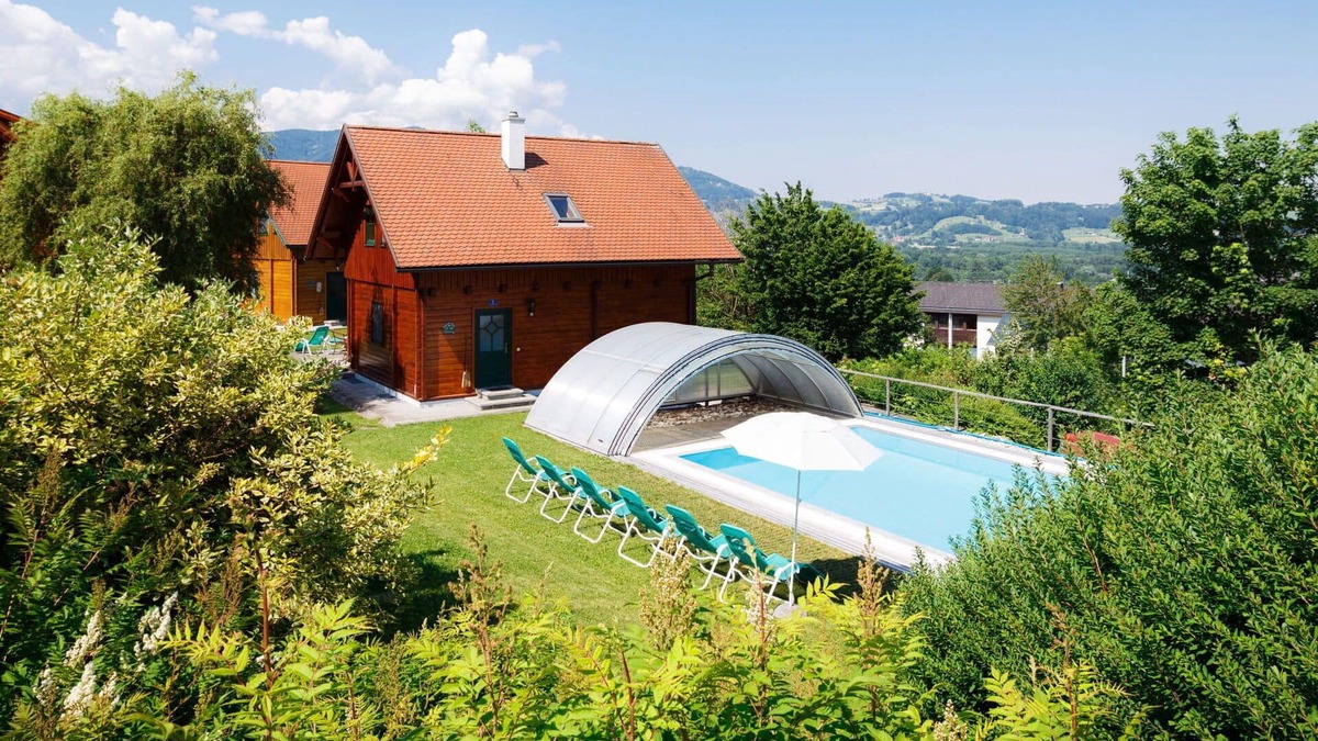 Schlierbach House | Cosy apartment in villa for 4 guests with WIFI, pool, TV, terrace, pets allowed and parking