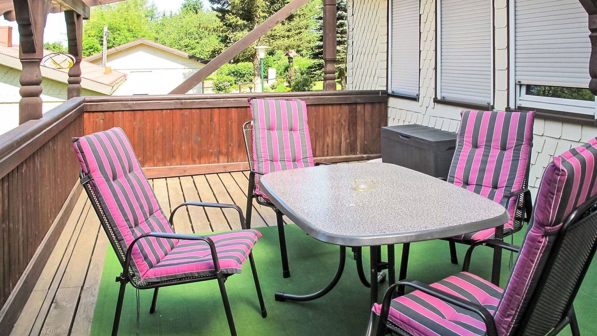 Steinbach-Hallenberg House | Cosy apartment in villa for 4 guests with WIFI, TV, patio and parking