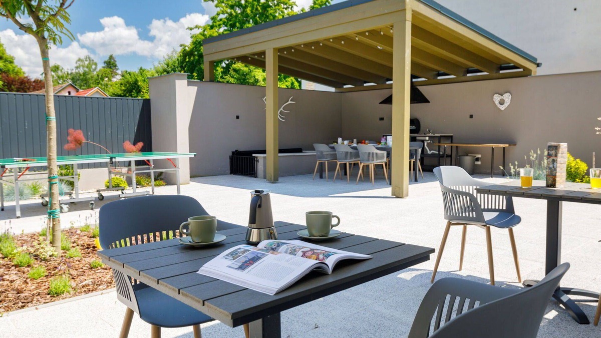 Balatonszarszo House | Cosy apartment in villa for 12 guests with hot tub, WIFI, A/C, TV and patio