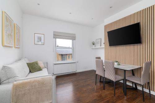Harrow Road Apartment | Cosy Apartment in Queens Park