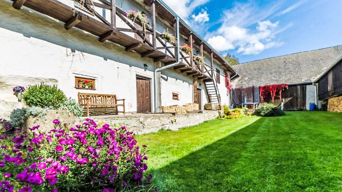 Horni Plana Villa | Cosy apartment in villa for 10 people with WIFI, pool, TV, pets allowed and parking