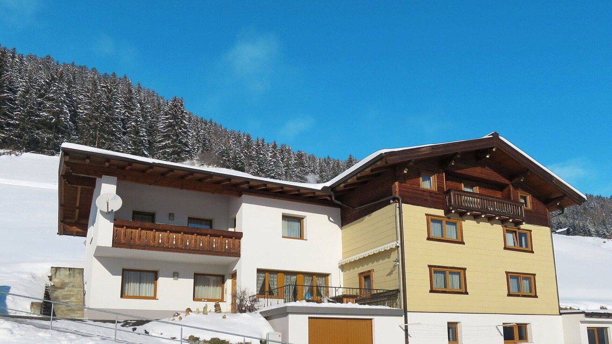 Kappl Villa | Cosy apartment in villa for 17 people with WIFI, TV and terrace