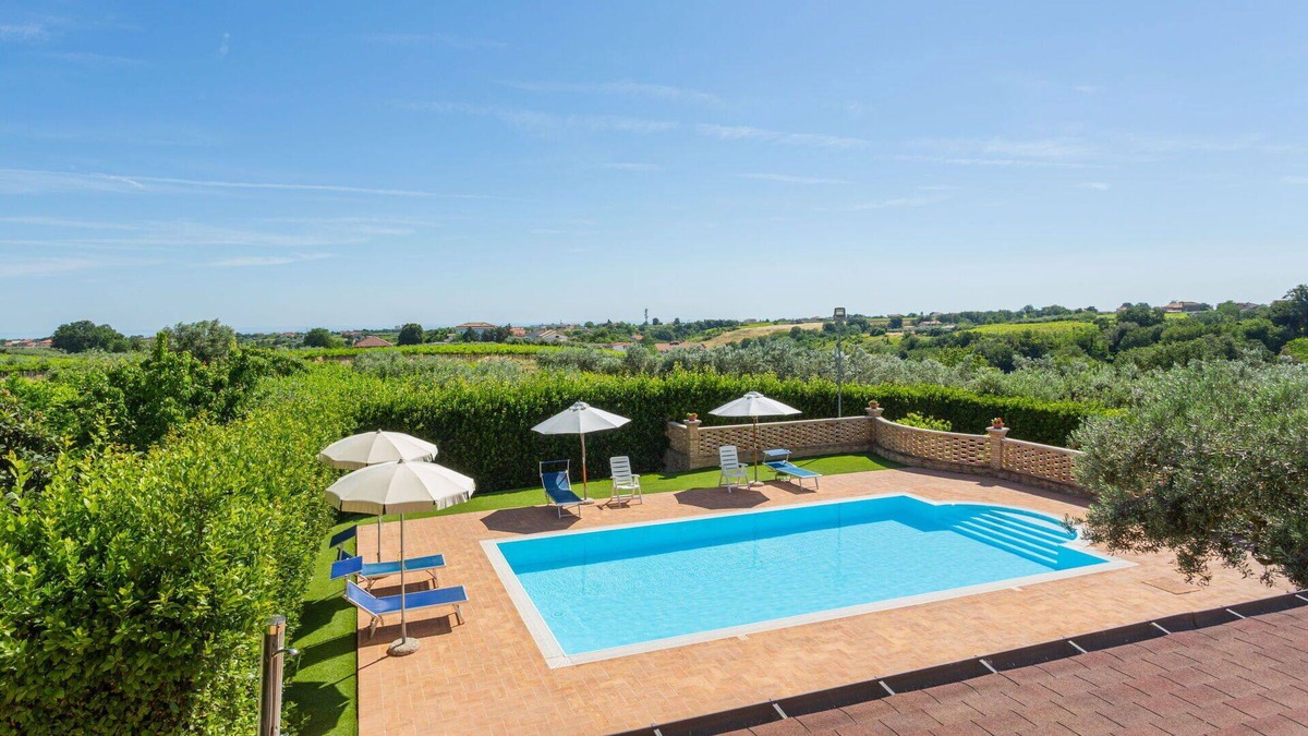 Crecchio House | Cosy apartment in villa for 4 guests with WIFI, pool, TV, terrace, pets allowed and parking