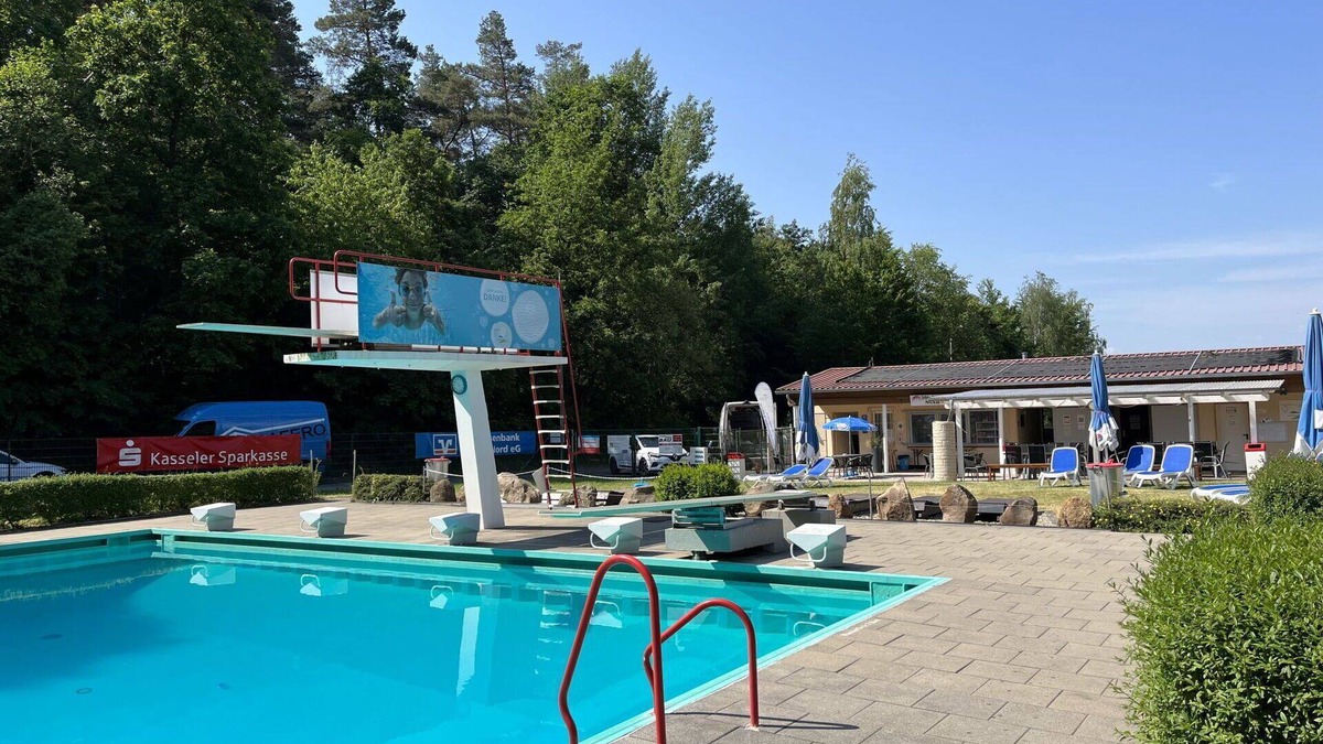 Bad Emstal House | Cosy apartment in villa for 3 guests with WIFI, pool, TV, terrace, pets allowed and parking