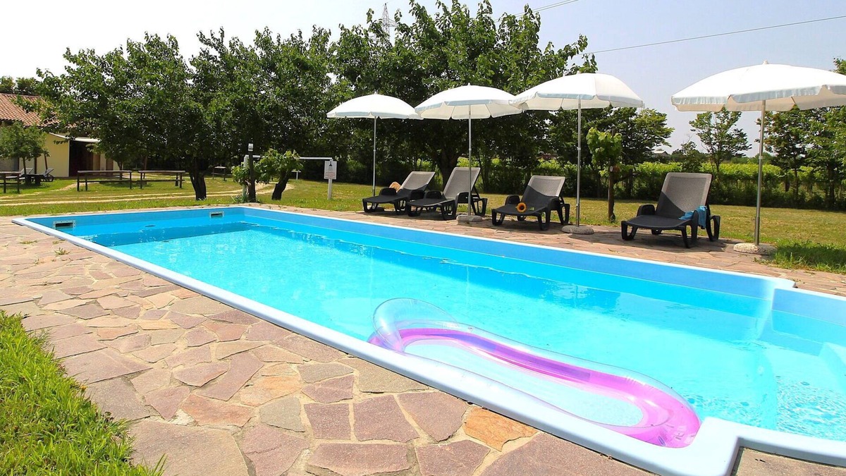 Silea House | Cosy apartment in villa for 4 people with A/C, pool, WIFI, patio and parking
