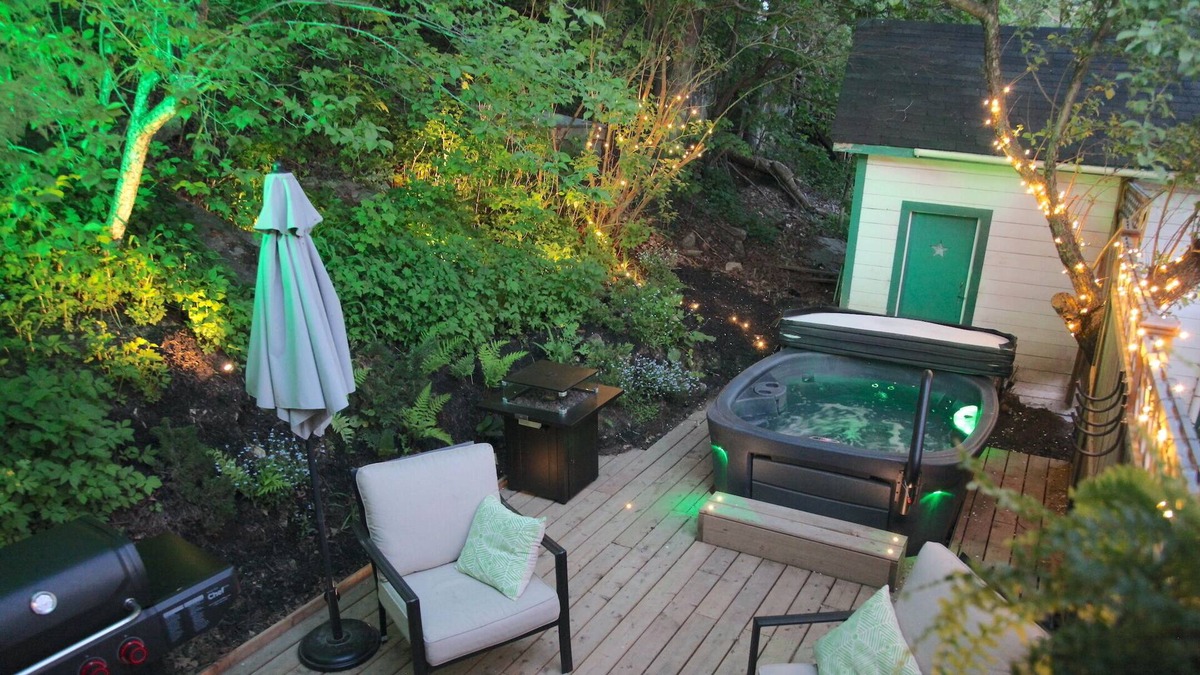 Brebeuf Apartment | Cosy apartment near beach with private hot tub, BBQ and patio