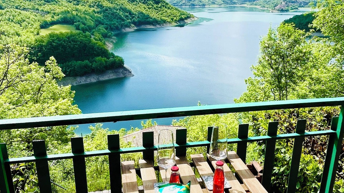Rocca Sinibalda Apartment | Cosy apartment with picturesque views of Lake Turano and surrounding mountains.