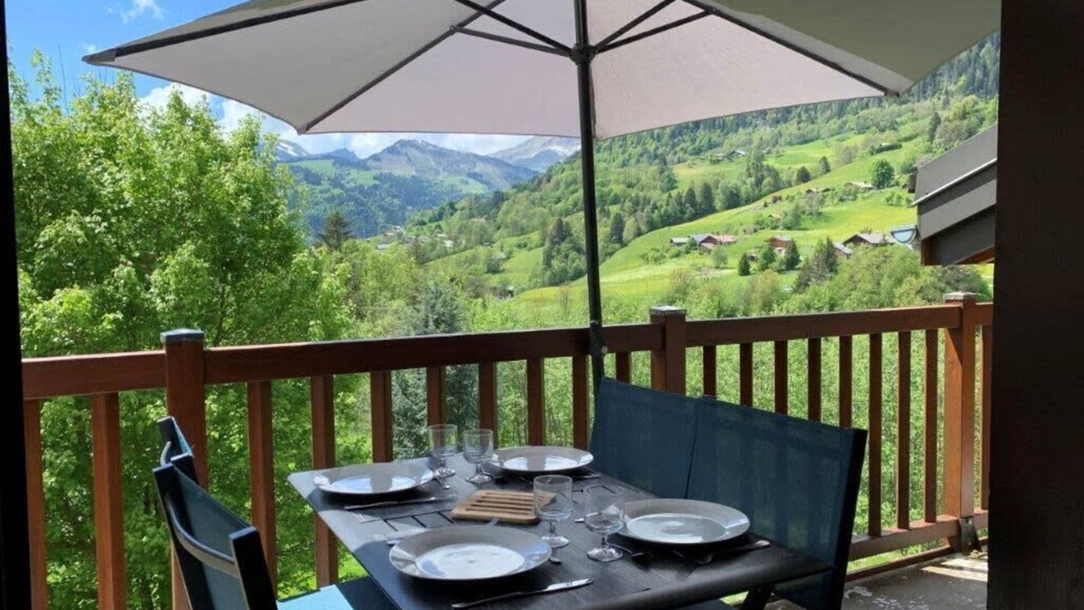 Flumet Apartment | Cosy apartment with balcony and mountain view