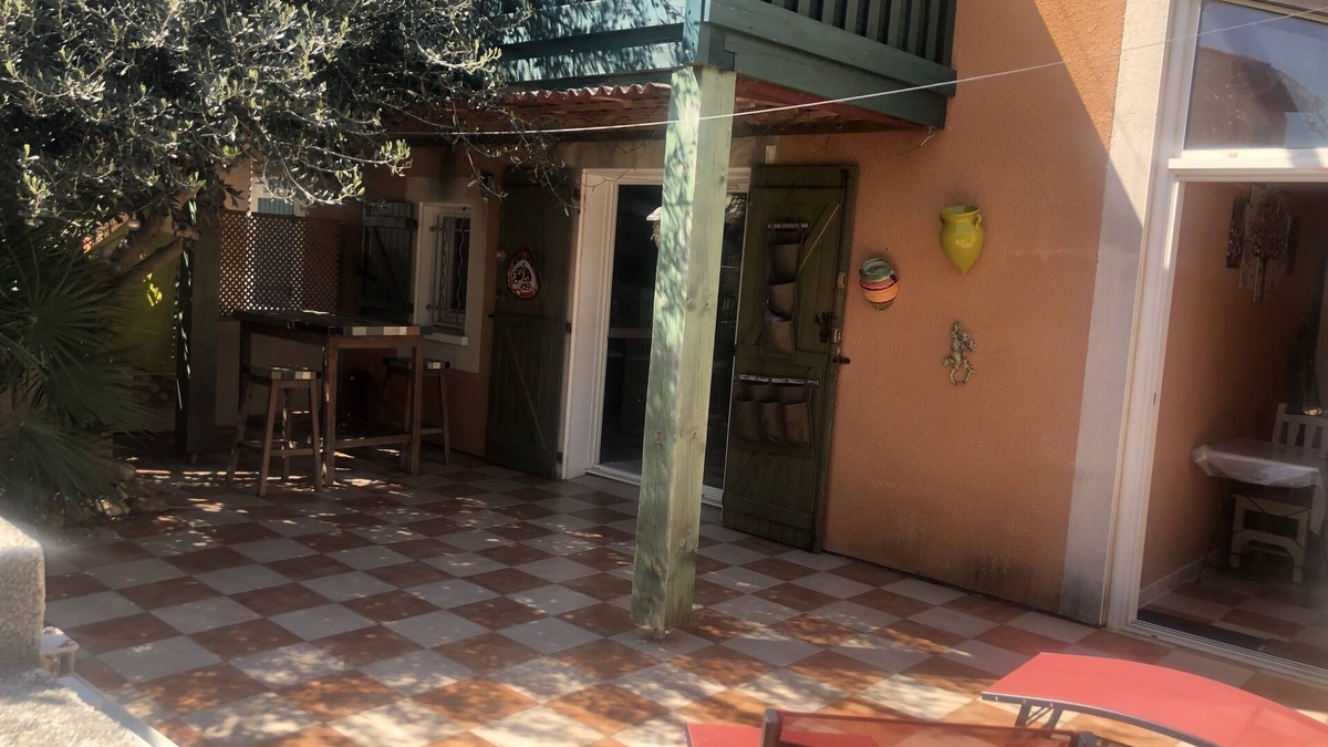 Narbonne-Plage Apartment | Cosy apartment with shaded terrace and residential pool