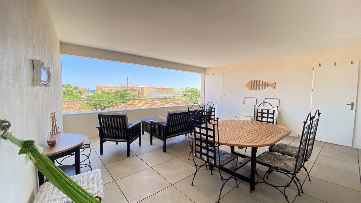 Saint-Pierre-la-Mer Apartment | Cosy apartment with terrace 250 m from the beach