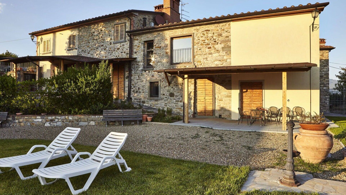 Capolona Apartment | Cosy apartment with WIFI, pool, TV, pets allowed, panoramic view and parking, close to Arezzo