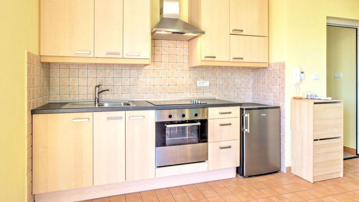 Truske Apartment | Cosy apartment with WIFI, pool, A/C, TV, balcony, pets allowed, panoramic view and parking