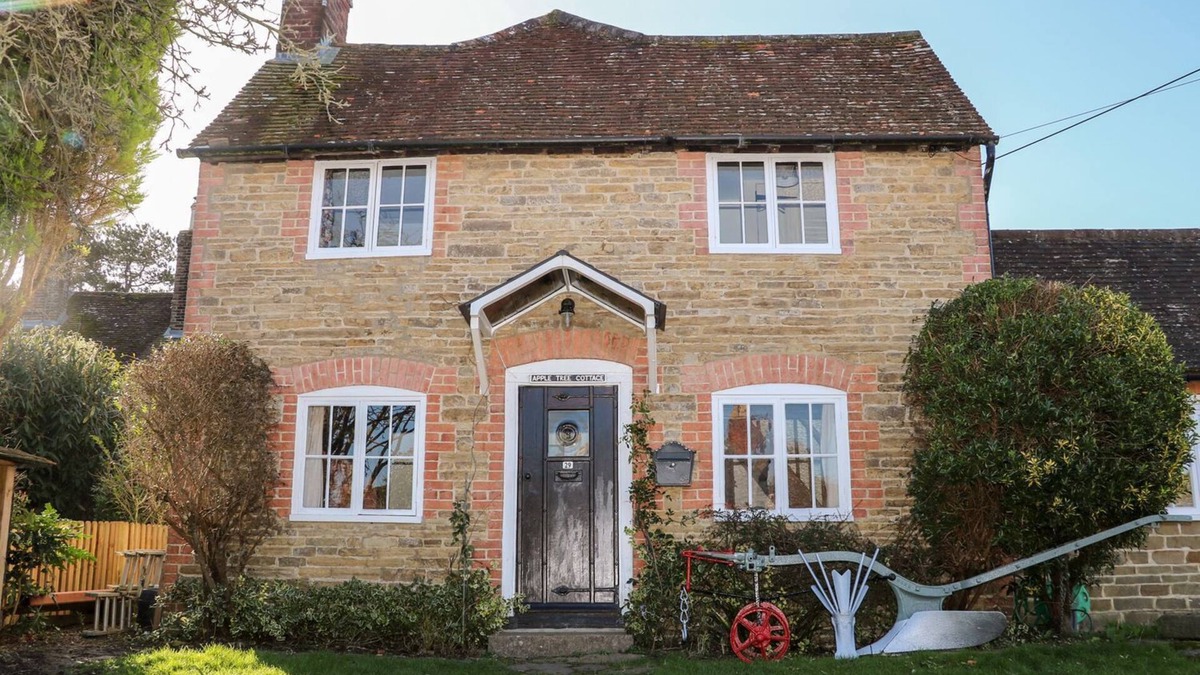 Warnham Cottage | Cosy Apple Tree Cottage in Rural Village Location within walking distance of pub