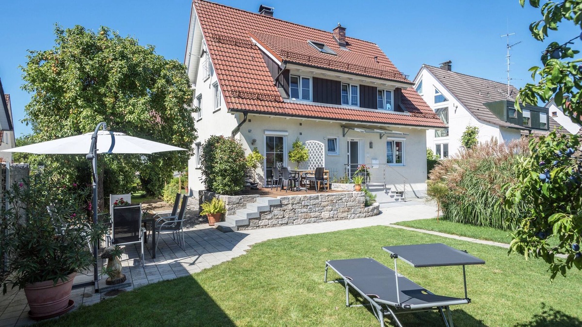 Eriskirch Apartment | Cosy Attic Apartment “Haus Sonnenschein” with Wi-Fi, Terrace & Garden