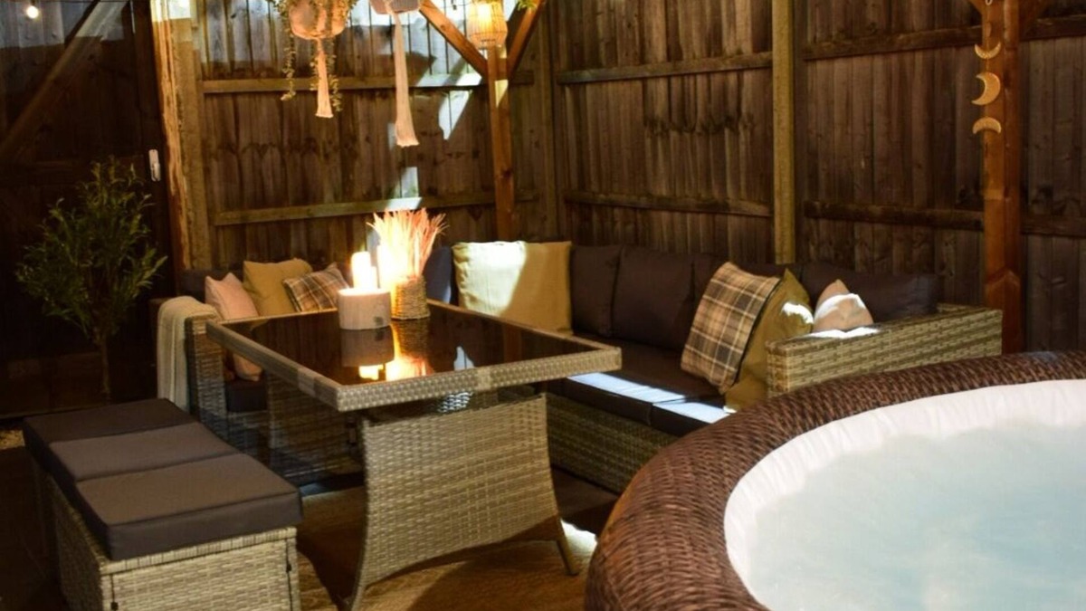 Goffs Oak House | Cosy Barn with Hot Tub in Hertfordshire