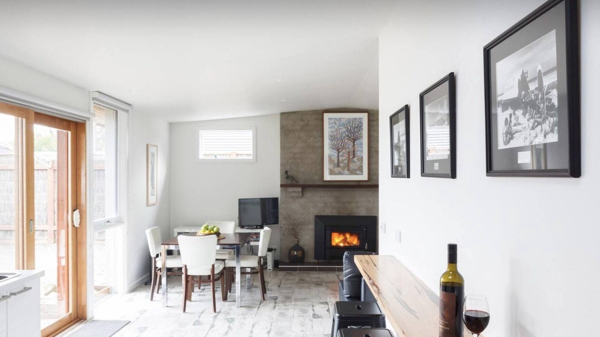 Sandy Point Cabin | Cosy Beach cabin