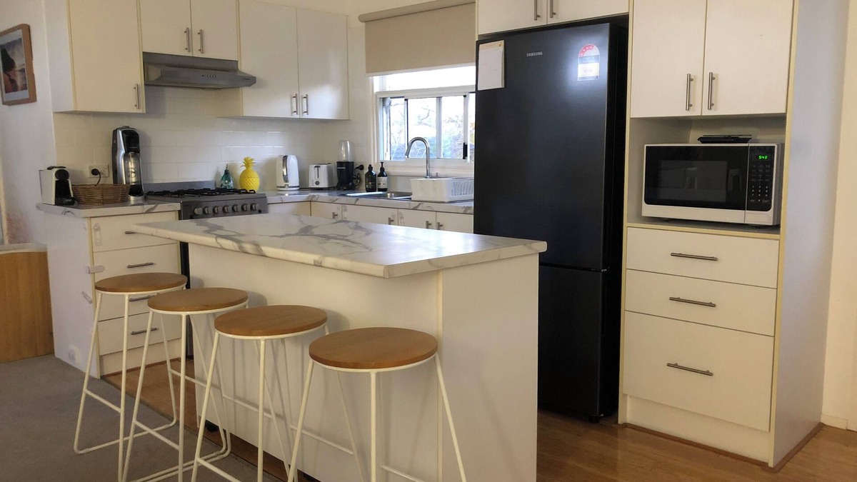 Chittaway Bay House | Cosy beach style house. Walking distance to lake and 10 minutes drive to beach