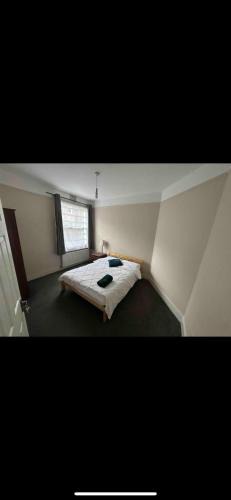 Furzedown House | Cosy Bedroom in Tooting