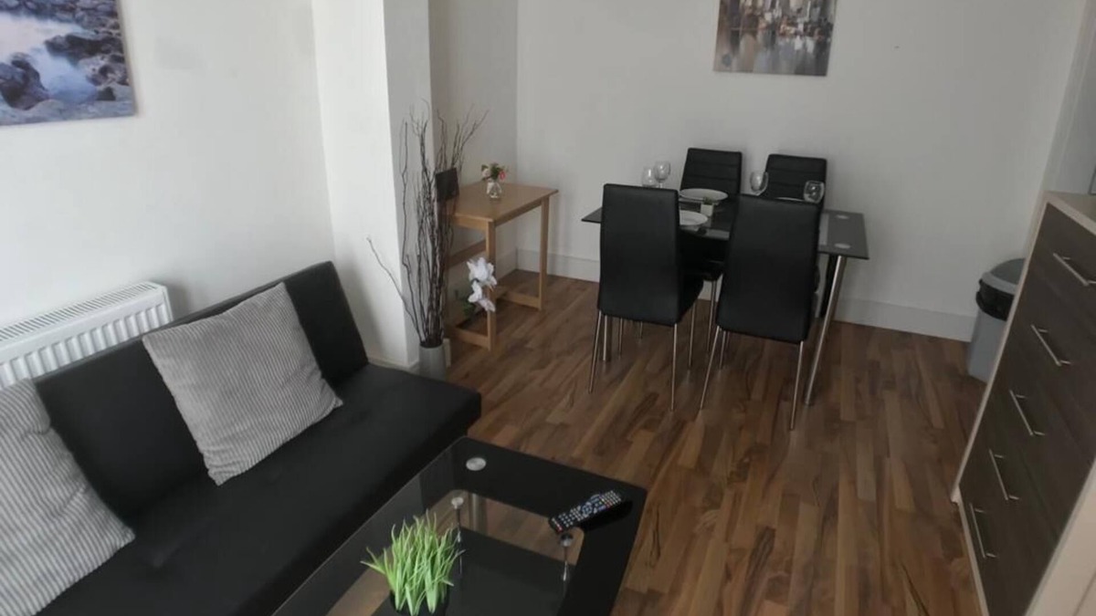 South Bermondsey Apartment | Cosy Bermondsey apt: Stylish 1BDR Patio Flat, Sleeps 3 Perfect for City Getaways