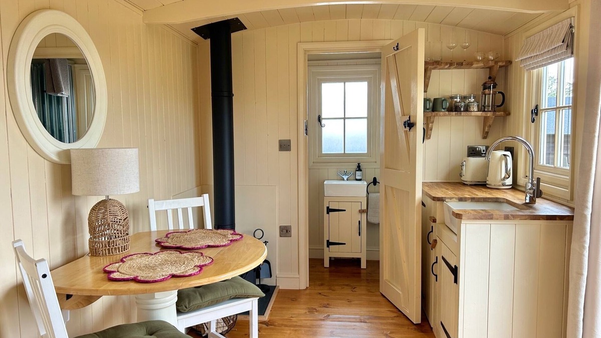 Cambridge Cabin | Cosy, boutique Shepherd's Hut near Cambridge; free bicycles