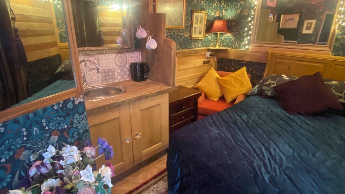Greasby Apartment | Cosy boutique style space. Close to country pub. Direct bus route to Liverpool.