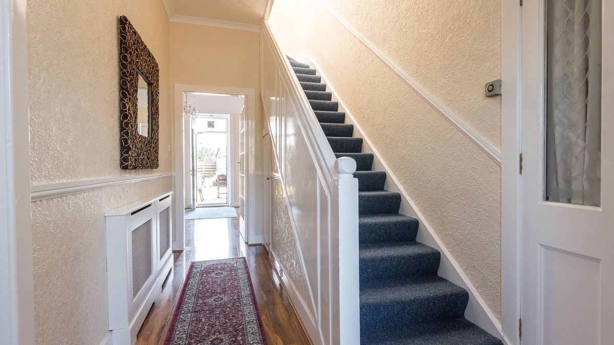 Bonnybridge House | Cosy & Bright Budget Stay | Semi-Detached Housenn