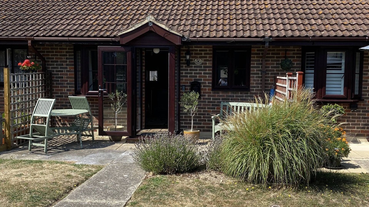 Middleton-on-Sea House | Cosy Bungalow On Private Estate
