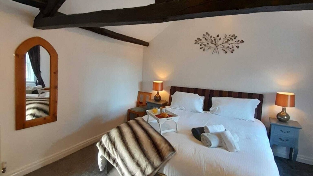 York House | Cosy but spacious, historic cottage on The Red House Estate