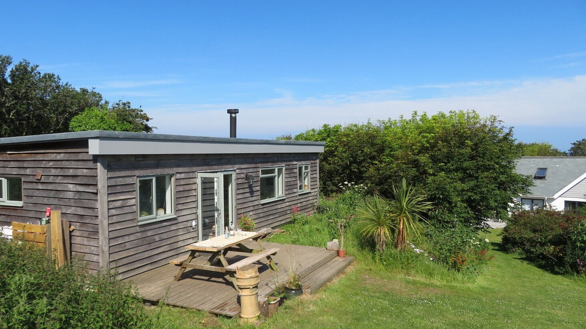 Mortehoe Cabin | cosy cabin, sleeps 6 close to coast path, pubs and beaches