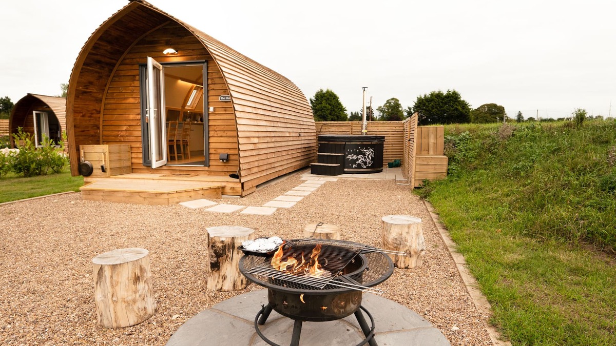 Collingham Cabin | Cosy Cabin with Wood Fired Hot Tub