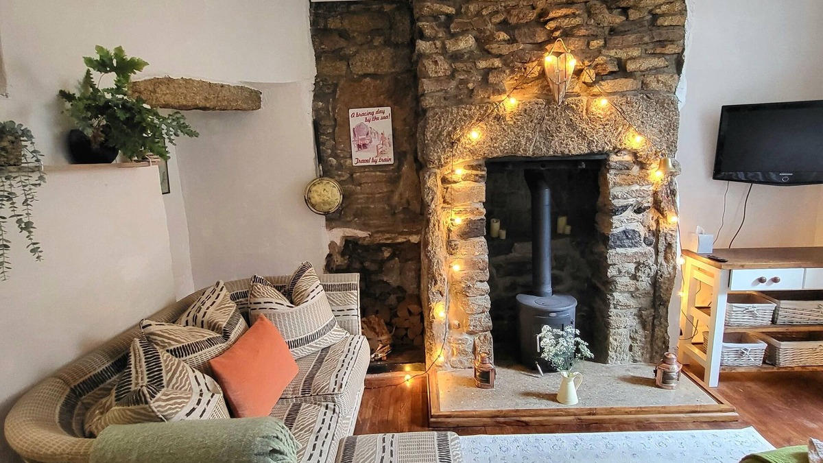St Just Apartment | Cosy Central St Just Apartment with Wood burner fireplace. Close to great walks.