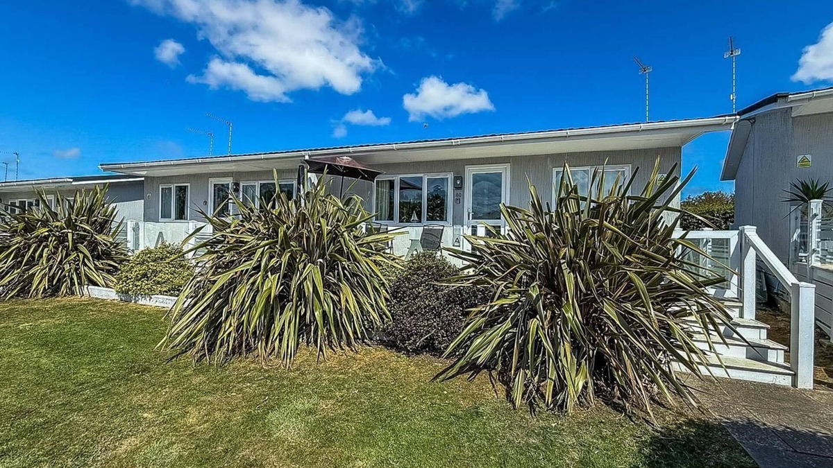 Oulton Broad Ski Chalet | Cosy chalet on a Beautiful holiday park in Lowestoft ref 12080B