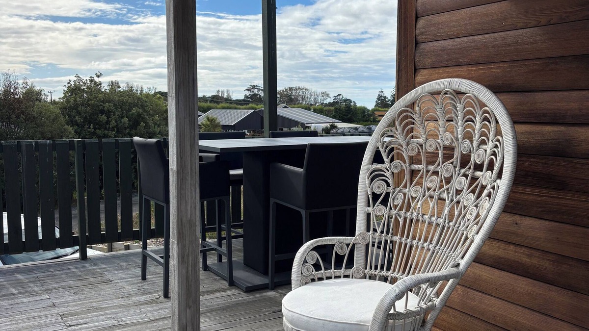 Riversdale House | Cosy Chalet style house filled with original Art and 500m to the beach.