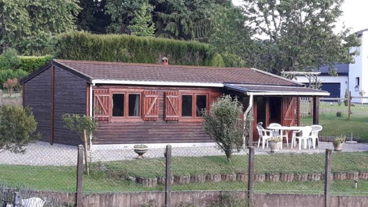 Arpajon-sur-Cere Cottage | Cosy Chalet: Tranquility, Nature & Adventure near Aurillac