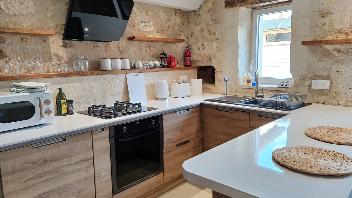La Tour-Blanche-Cercles Cottage | Cosy cottage with south facing courtyard garden and a/c