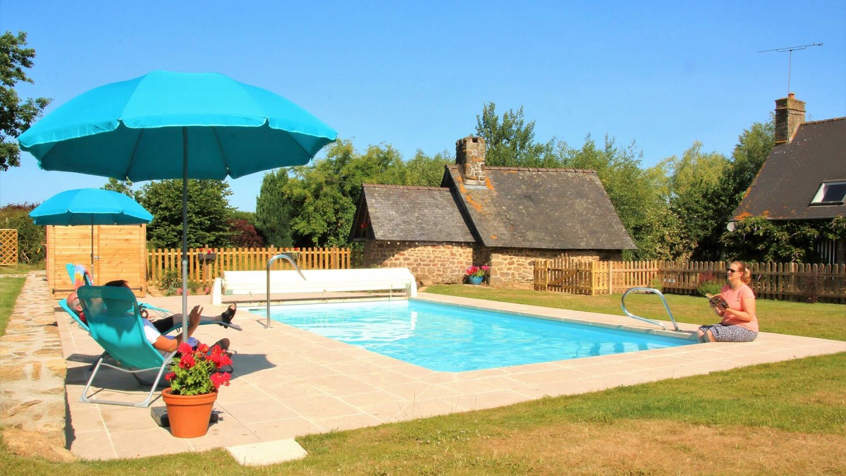 St Denis de Gastines Cottage | Cosy cottage with heated swimming pool and Wifi