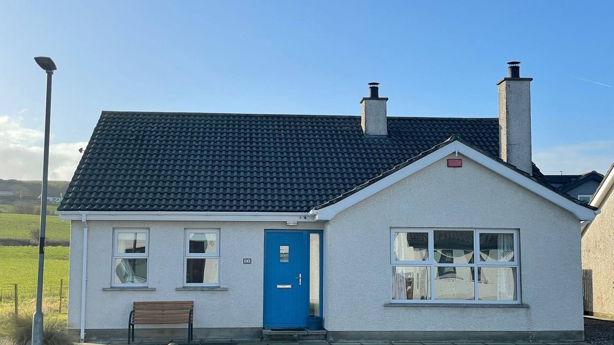 Bushmills House | Cosy coastal bungalow in Portballintrae. Five minute drive to portrush.