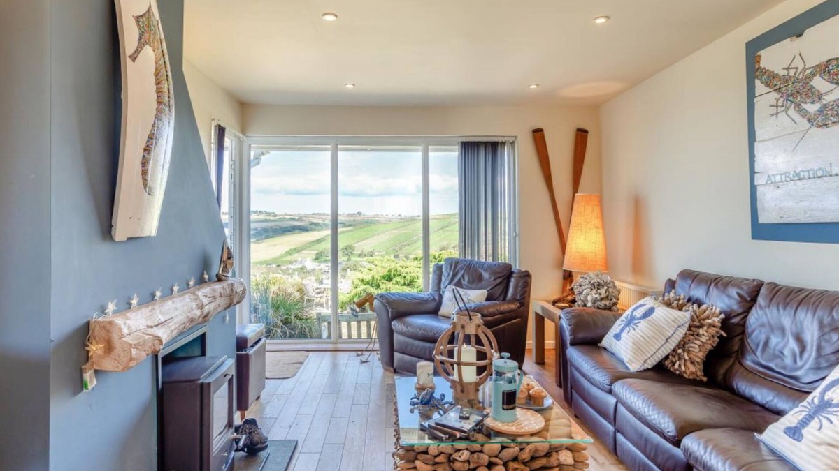 Thurlestone House | Cosy Coastal Getaway, Thurlestone. Garden. Beaches. Log Burner. Dog Friendly