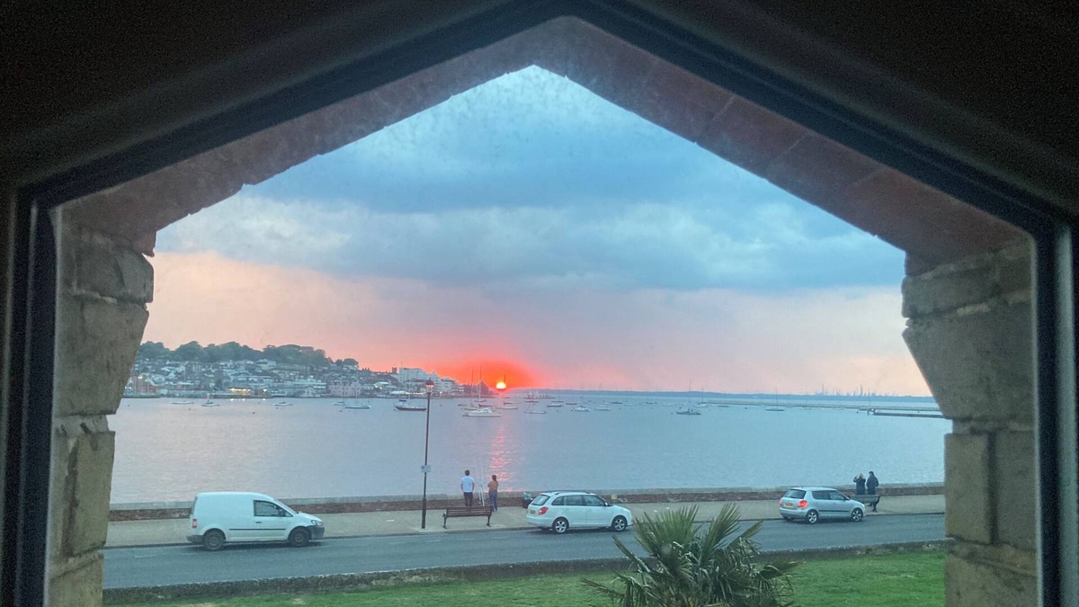 East Cowes House | Cosy Coastguard Cottage right next to the sea