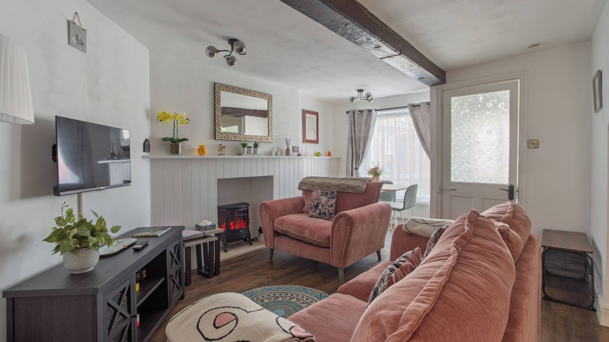 Malmesbury Cottage | Cosy Cotswold cottage a short walk from cafes, shops, pubs and restaurants