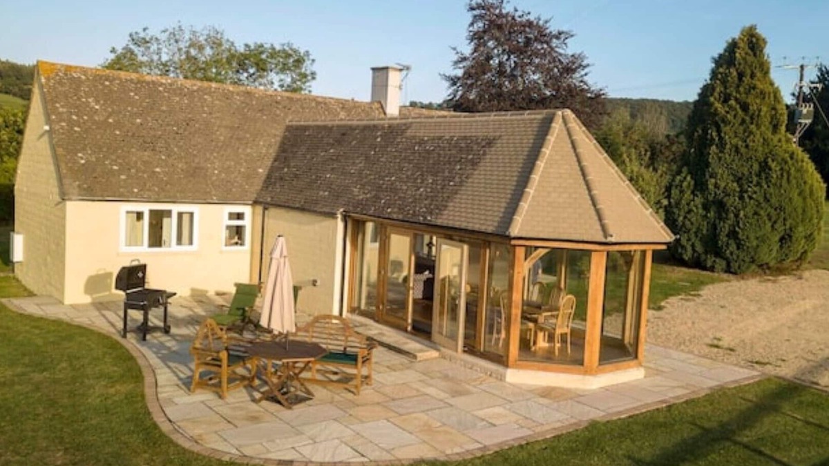 Gloucester House | Cosy Cotswolds Bungalow Garden Room and Patio