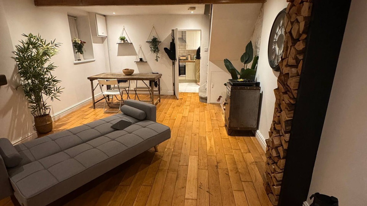 Trowbridge Cottage | Cosy Cottage Cardiff City