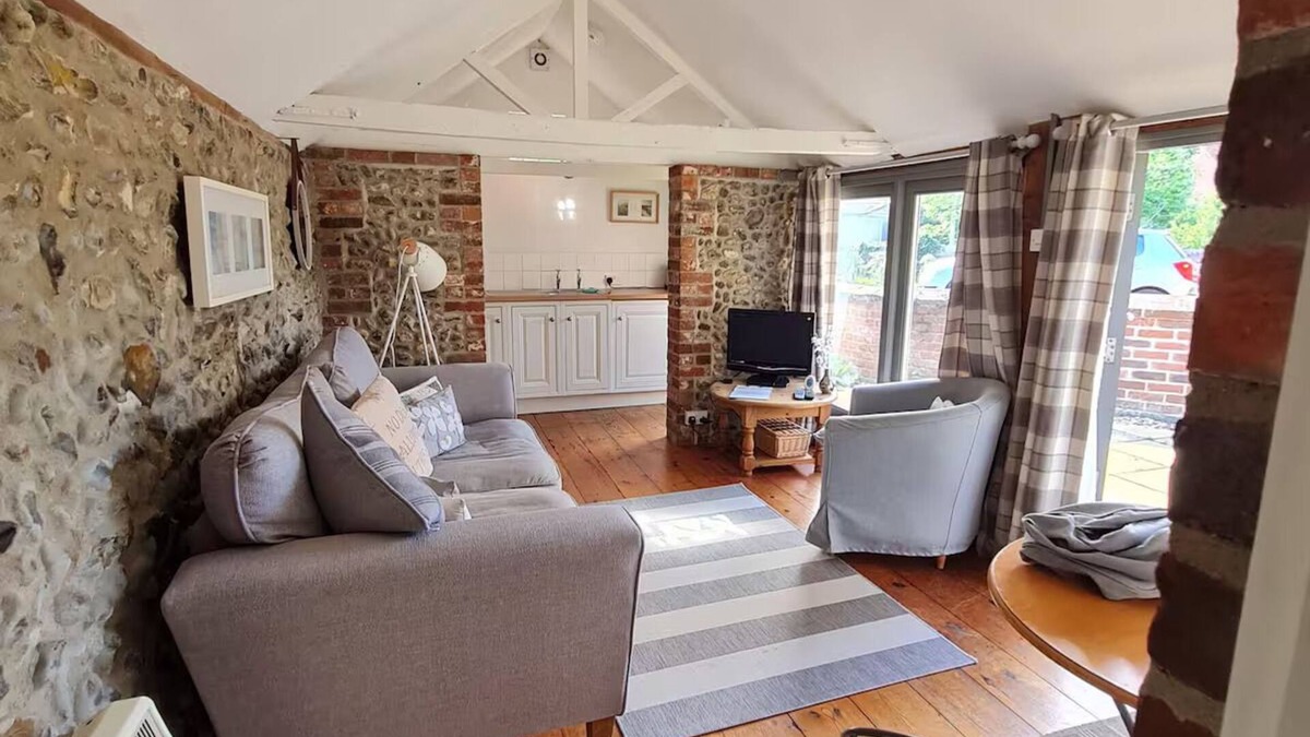 Holt Cottage | Cosy Cottage Daisy Lodge - Traditional and close to Holt + the coast